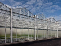 Зеленый дом и фотоэлектрический кронштейн